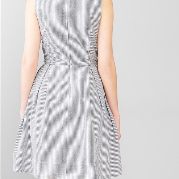 Gap Fit-n-Flare Seersucker Dress w/Pockets - Picture 2 of 9